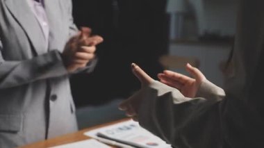 İş adamı tokalaşıyor