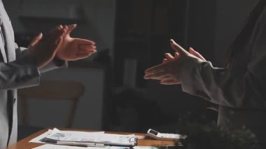 İş Adamları Tokalaşıyor