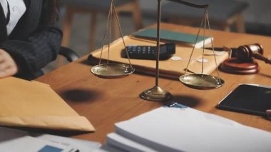 Yargıç Tokmak ve Yargıç ofiste çalışıyor. Hukuk ve adalet kavramı.