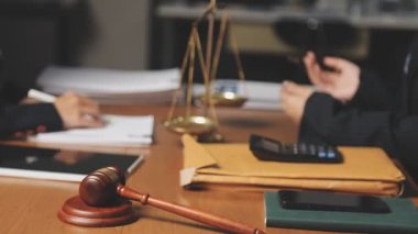 Ofiste çalışan avukat, hukuk hizmetleri.