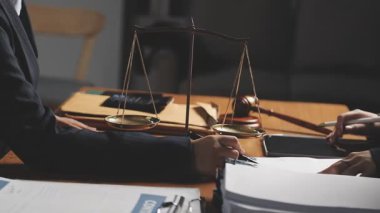 Yargıç Tokmak, Yargıç Tokmak ile adalet terazisi.