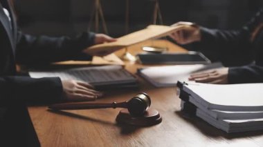 Yargıç Tokmak ve avukat mahkeme salonunda çalışıyor.