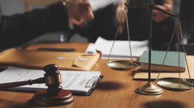 Yargıç Tokmak ve adalet tartısı mahkeme salonunda. Hukuk ve hukuk teması.
