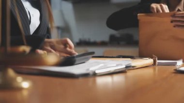 Ofisteki iş adamı. Ofisteki takım elbiseli adam..