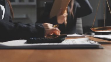 Avukat, avukat ya da hukuki danışmanlık kavramı. Avukat ya da avukat ofiste yasal bir belge imzalıyor. Hukuk ve avukat kavramı.