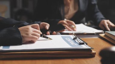 Ofiste çalışan iş kadını.