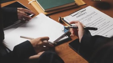 iş kadını ofiste not yazma