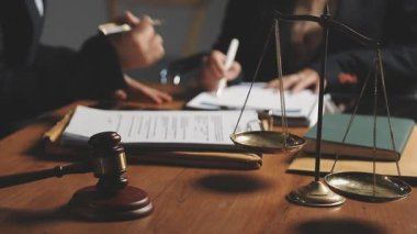 Avukat ya da avukat ya da hukuk avukatı, hukuk kitabı ve avukat tokmağıyla ilgili yasal belgeler. Büroda tartılar ve yasal belgeler var..