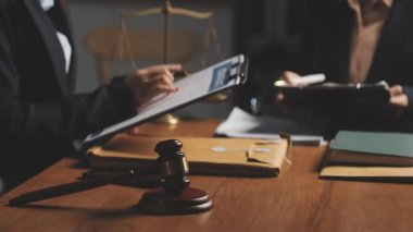 Avukat ve hukukun teması: Yargıç tokmak ve avukat hakimi ile vekaletname