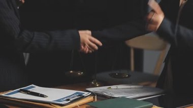 İş Adamları Tokalaşıyor