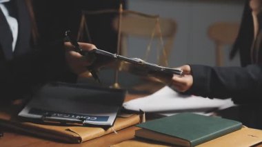 Avukat müvekkil ile çalışıyor