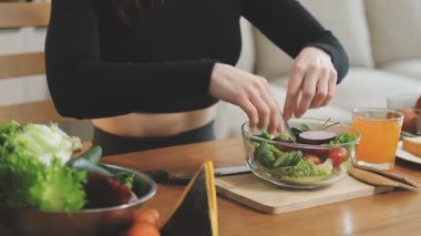 Bir kız sağlıklı salata yiyor..