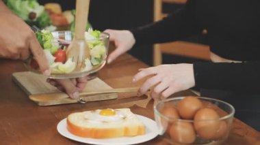 Genç kadın sağlıklı bir kahvaltı hazırlanıyor