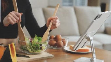 Genç kadın evde mutfakta yemek