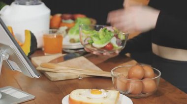 kadın mutfakta sağlıklı yemek pişirme.