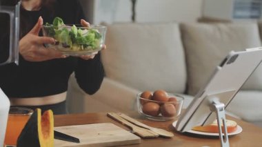 bir tablet kullanan kadın