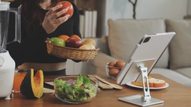 Mutfakta sağlıklı beslenen bir kadın.