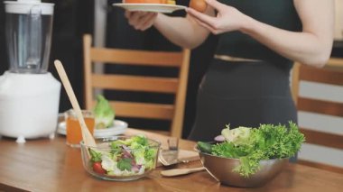 Kadın mutfakta sağlıklı yemek yiyor.