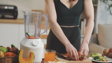 Genç bayan smoothie için smoothie hazırlıyor.