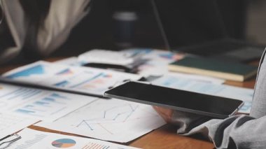 İş adamları strateji tartışıyor ve planlıyor