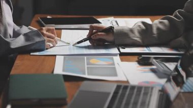İş adamı ve kadın finansal planı tartışıyorlar.