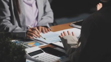 birlikte ofiste çalışan iş takım