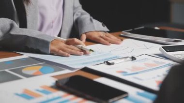 İş yerinde hesap makinesi ve kalem kullanarak işadamını kapat