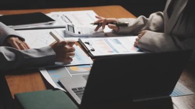 İş adamları yeni projeyi modern başlangıç ofisinde tartışıyor