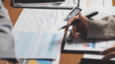 Finans raporuyla çalışan iş adamını kapatın.