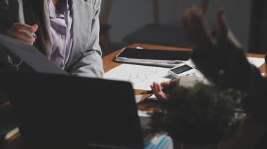 İş ekibi ofiste birlikte çalışıyor.