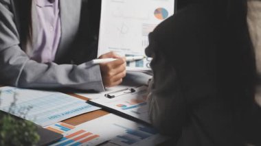 İş adamları yeni fikirleri tartışıyor ve grafiği analiz ediyorlar