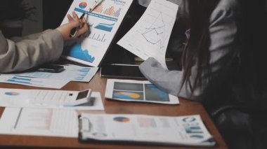 İş ekibi mali rapor üzerinde çalışıyor.