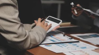 İş kadını dizüstü bilgisayarında kalemle veri analiz ediyor