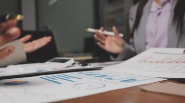 Modern ofiste çalışan bir iş adamı.