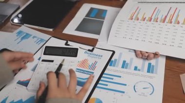 İş kadını kalemle hesap makinesi ve yazma kullanıyor