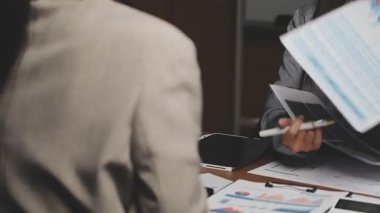 Bilgisayarında finansal grafiği olan genç bir kadın..