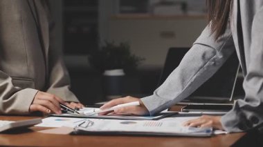 Ofisteki genç bayan. iş adamları