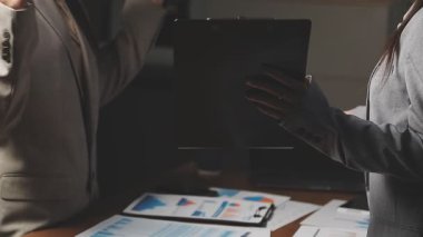 Mali belgeler ve mali grafikle ofiste iş ekibi toplantısı