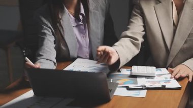 Hesap makinesi olan bir iş kadını ve ofiste bir işadamı.