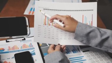 Yakın plan - iş adamının finansal çizelgelerle çalışırken ki görüntüsü