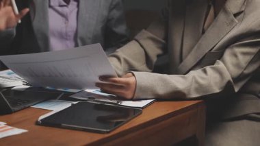 İş adamları birlikte çalışıyor ve bir ofiste iş planlarını tartışıyorlar.