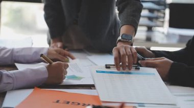 İş adamları ofiste beyin fırtınası yapıyorlar.