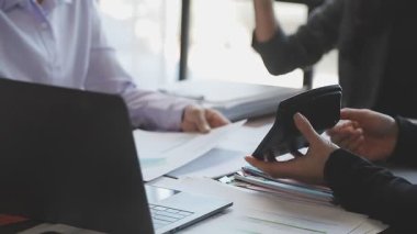 İş ekibi ofiste yeni fikirleri tartışıyor..