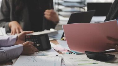 Kapat. İş ekibi yeni mali verileri tartışıyor