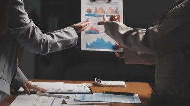 İş Adamları Tokalaşıyor