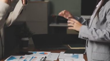 Ofiste toplanan iş kadınlarının el sıkışması, ortaklık konsepti, takım çalışması, iş dünyası, ortaklık ve iş dünyası.