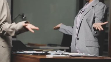 İş Adamları Tokalaşıyor