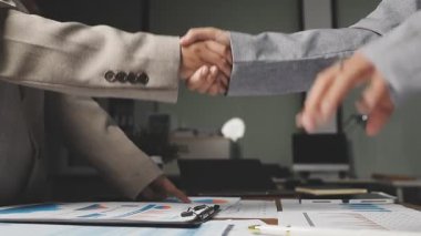 İş Adamları Tokalaşıyor