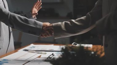 İş Adamları Tokalaşıyor