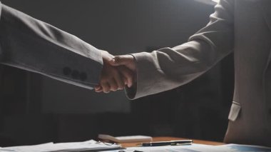 Tokalaşma ve iş adamları. Modern bir ofiste başarılı ortaklık kavramı